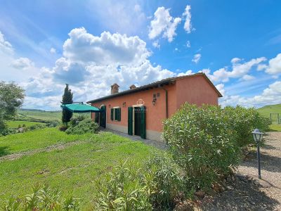 Character 2 bedroom Villa for sale with panoramic and countryside views in Castelfalfi, Tuscany