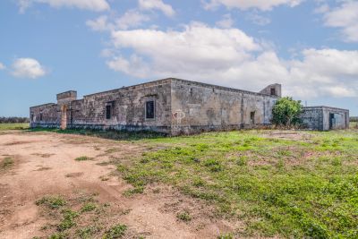 Historical 5 bedroom Masseria with development and income potential in Mesagne, Puglia