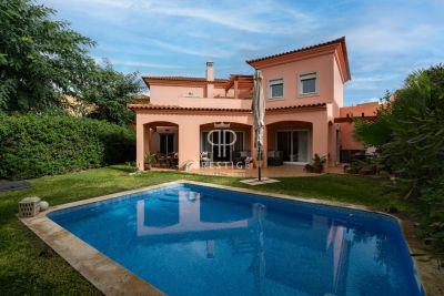 Inviting 3 bedroom Villa for sale in Quarteira, Algarve