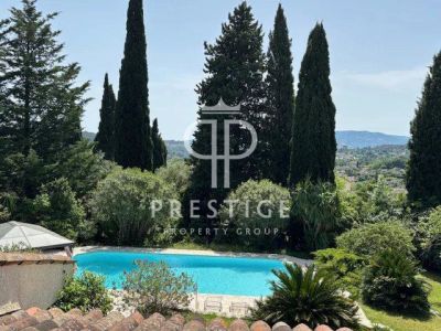 Spacious 4 bedroom Villa for sale with panoramic view in Grasse, Provence Alpes Cote d'Azur