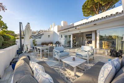 Stylish 3 bedroom Townhouse for sale with sea view in Nueva Andalucia, Andalucia