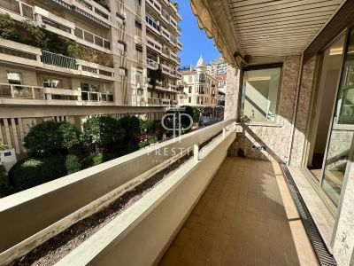Immaculate 2 bedroom Apartment for sale in La Condamine, Port and Exotic Gardens