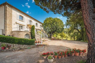 Beautiful 6 bedroom House for sale with countryside and panoramic views in Apt, Provence Alpes Cote d'Azur