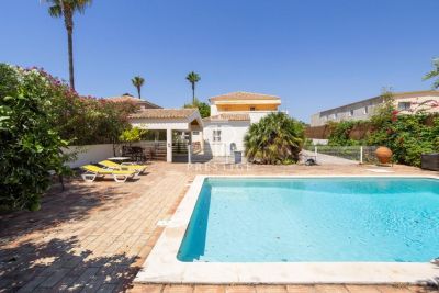 Spacious 4 bedroom Villa for sale in Loule S Clemente, Algarve