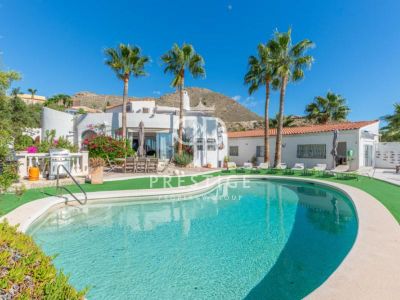 Spacious 8 bedroom Villa for sale in El Campello, Valencia