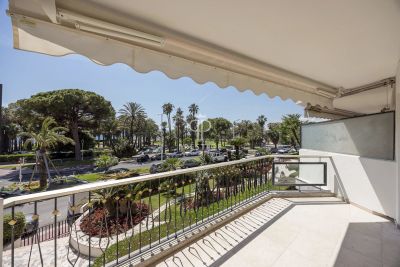 Beautiful 2 bedroom Apartment for sale with sea view in Cannes, Provence Alpes Cote d'Azur