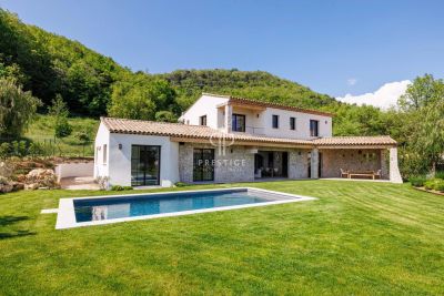 Bright 4 bedroom Villa for sale with sea and panoramic views in Tourrettes sur Loup, Provence Alpes Cote d'Azur
