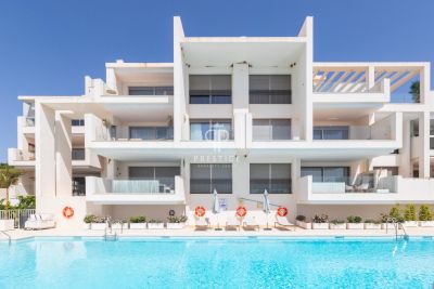 Immaculate 3 bedroom Apartment for sale with sea view in Estepona, Andalucia