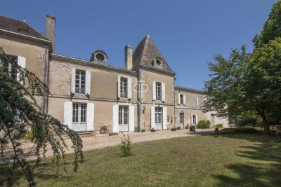 Beautiful 8 bedroom Chateau for sale with countryside view in Sainte Foy la Grande, Nouvelle Aquitaine
