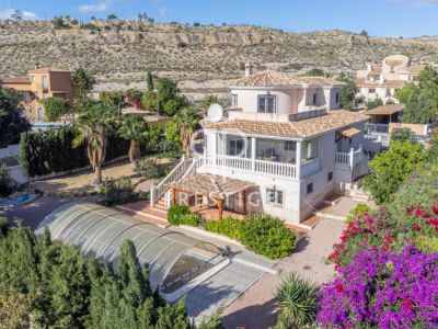Spacious 5 bedroom Villa for sale with panoramic and sea views in Muchamiel, Valencia
