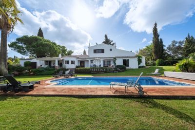 Stunning 4 bedroom Villa for sale in Mexilhoeira Grande, Algarve