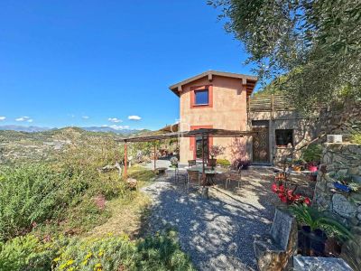 Authentic 2 bedroom Villa for sale with panoramic and sea views in Vallebona, Liguria