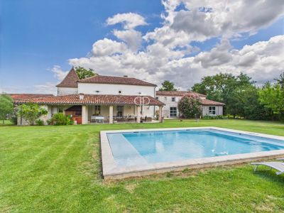 Beautiful 6 bedroom Farmhouse for sale with countryside view in Fongrave, Nouvelle Aquitaine