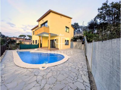 Authentic 4 bedroom Villa for sale with panoramic view in Vidreres, Catalonia