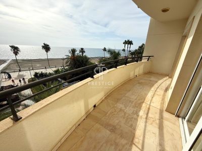 Frontline 3 bedroom Apartment for sale with sea view in Estepona, Andalucia