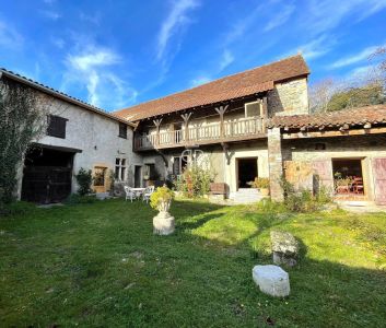 Authentic 3 bedroom House for sale with countryside view in Sauveterre de Bearn, Nouvelle Aquitaine