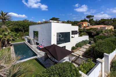 Waterfront 5 bedroom Villa for sale with panoramic and sea views in Saint Aygulf, Provence Alpes Cote d'Azur