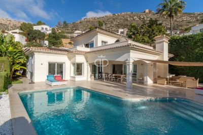 Immaculate 4 bedroom villa for sale with sea view in Moraira, Valencia