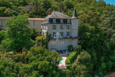 Unique 7 bedroom Chateau for sale with lake or river view in Luzech, Occitanie