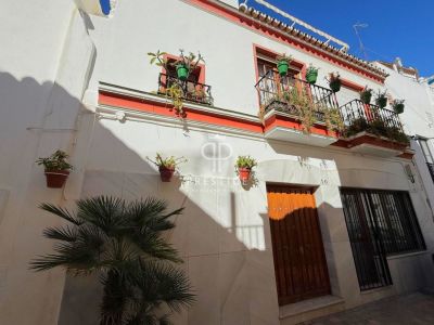 5 bedroom House for sale with sea view with Income Potential in Estepona, Andalucia