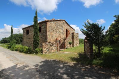 Character 2 bedroom Farmhouse for sale with countryside view in Pomarance, Tuscany