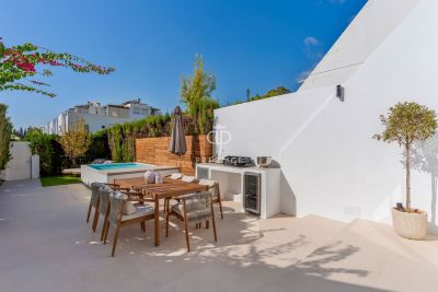 Beautiful 4 bedroom Townhouse for sale with panoramic and sea views in Nagueles, Marbella, Andalucia