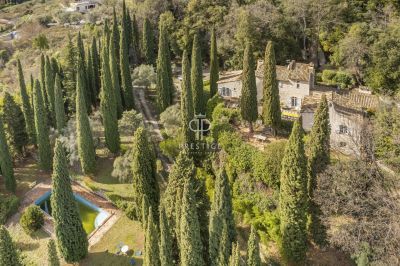 Unique 5 bedroom Villa for sale with panoramic and sea views in Tourrettes sur Loup, Provence Alpes Cote d'Azur