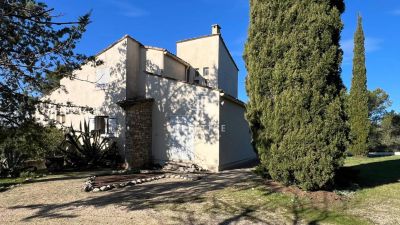 Spacious 4 bedroom Villa for sale with panoramic view in Uzes, Occitanie