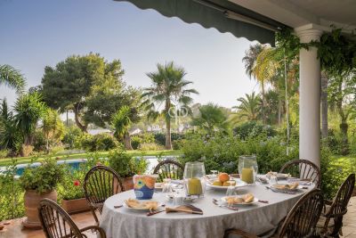 Grand 4 bedroom Villa for sale with sea view in Marbella, Andalucia