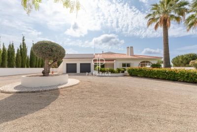 Immaculate 5 bedroom House for sale with countryside view in Guia, Algarve