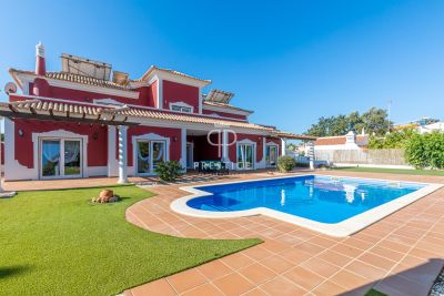 Authentic 5 bedroom Villa for sale in Quarteira, Algarve