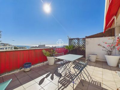 Spacious 3 bedroom Apartment for sale with panoramic and sea views in Nice, Provence Alpes Cote d'Azur