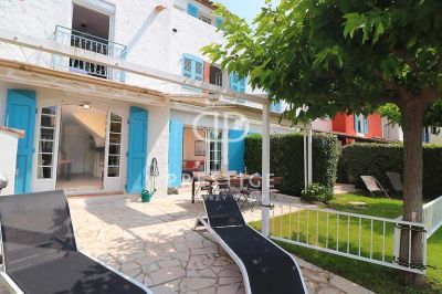 Waterfront 8 bedroom House for sale with lake or river view in Port Grimaud, Provence Alpes Cote d'Azur