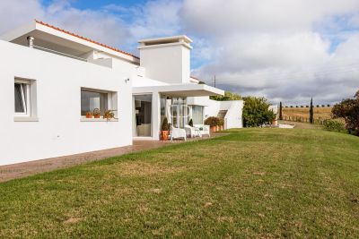 Immaculate 3 bedroom House for sale with countryside and panoramic views in Ponte do Rol, Torres Vedras, Central Portugal