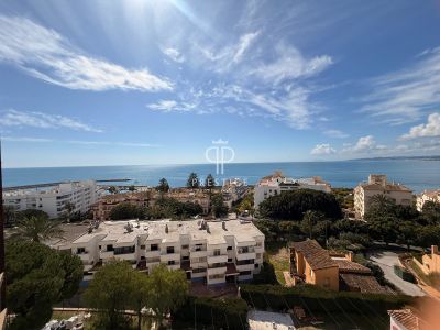 Spacious 3 bedroom Apartment for sale with sea and panoramic views in Estepona, Andalucia