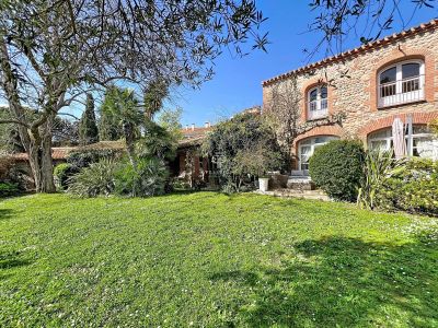 Stylish 4 bedroom Farmhouse for sale with countryside view in Perpignan, Occitanie