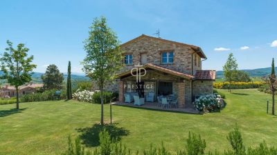 Beautiful 4 bedroom Farmhouse for sale with countryside view in Fabro, Umbria