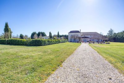 Renovated 9 bedroom Manor House for sale with countryside view in Duras, Nouvelle Aquitaine