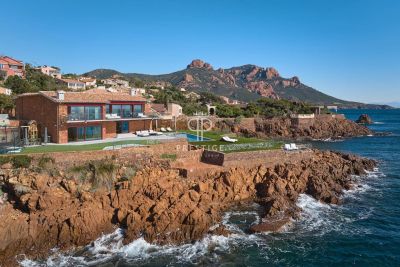 Waterfront 3 bedroom Villa for sale with panoramic and sea views in Agay, Provence Alpes Cote d'Azur