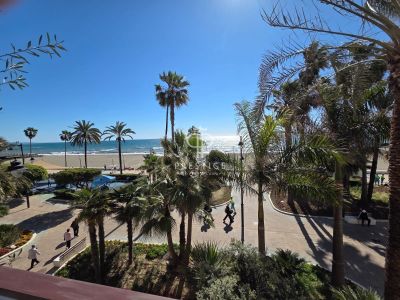 Immaculate 2 bedroom Apartment for sale with sea and panoramic views in Estepona, Andalucia