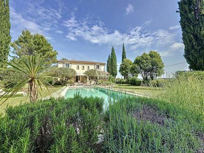Authentic 4 bedroom House for sale with panoramic and countryside views in Uzes, Occitanie