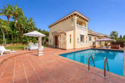 Authentic 4 bedroom Villa for sale with panoramic view in Nueva Andalucia, Andalucia