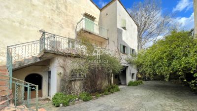 Character 5 bedroom House for sale in Uzes, Occitanie