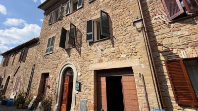 Authentic 5 bedroom House for sale with lake or river view in Magione, Umbria
