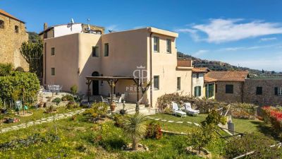 Authentic 4 bedroom Villa for sale with sea view in Pompeiana, Liguria