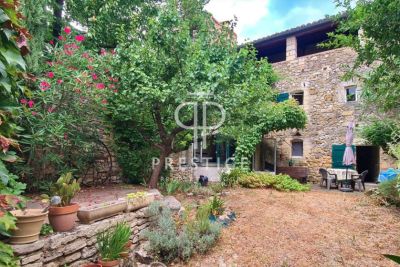 Character 4 bedroom House for sale with panoramic view in Uzes, Occitanie