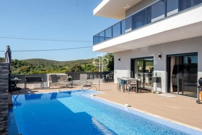 Stunning 4 bedroom Villa for sale with panoramic and countryside views in Mexilhoeira Grande, Algarve