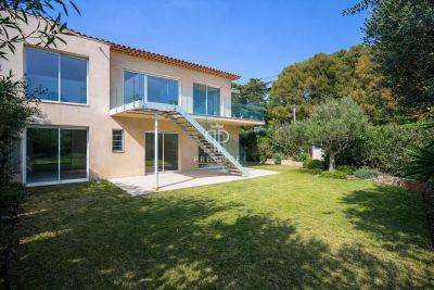 Immaculate 5 bedroom Villa for sale with sea view in Cavalaire sur Mer, Provence Alpes Cote d'Azur