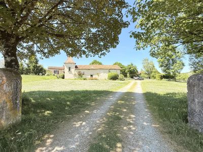 5 bedroom Farmhouse for sale with countryside view with Income Potential in Verteillac, Nouvelle Aquitaine