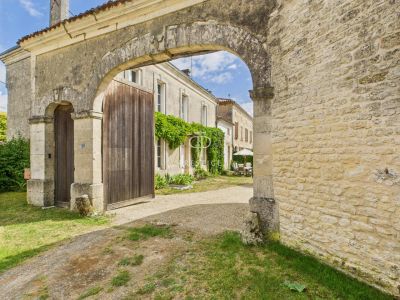 8 bedroom House for sale in Saint Pierre de Juillers, Nouvelle Aquitaine